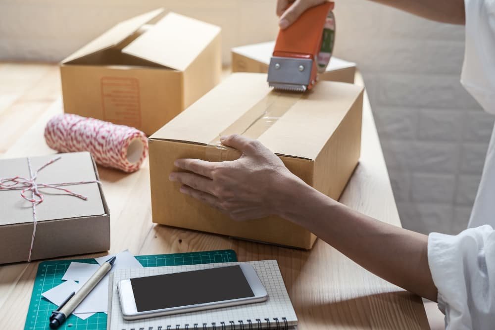 Femme travaille a la maison