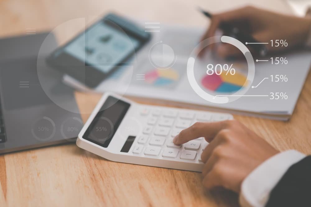 Homme business calculatrice