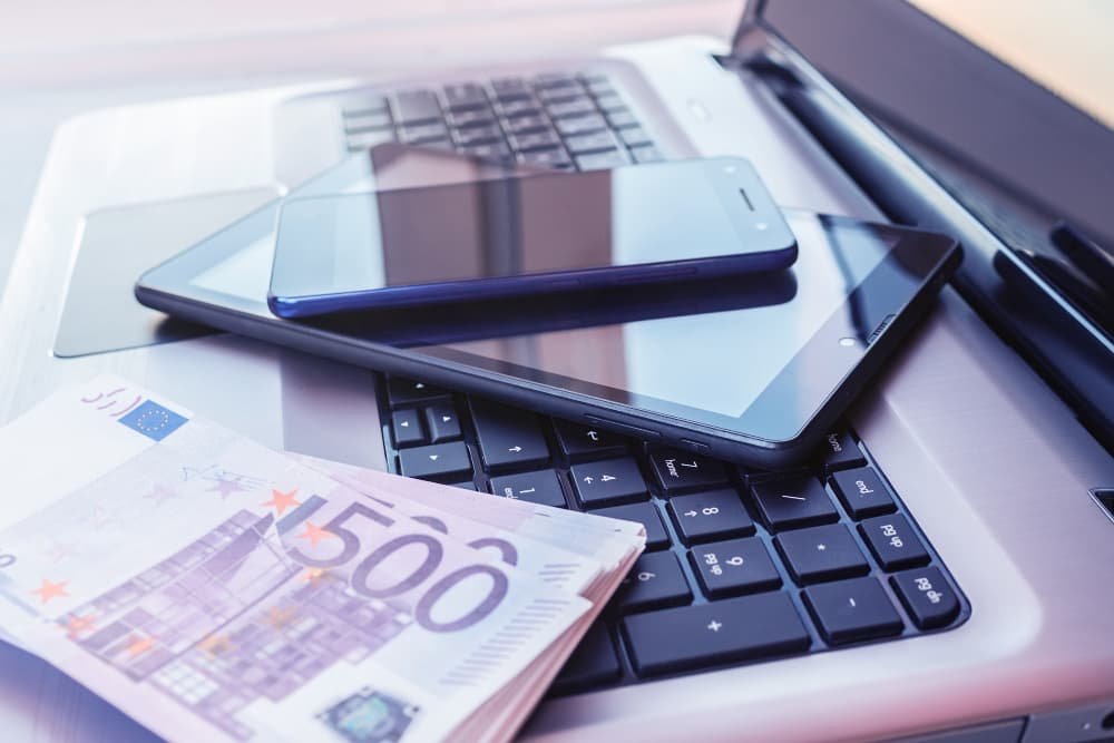 Ordinateur portable avec tablette et smartphone