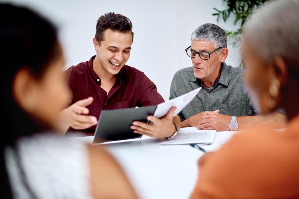 Père aîné fils et heureux au bureau