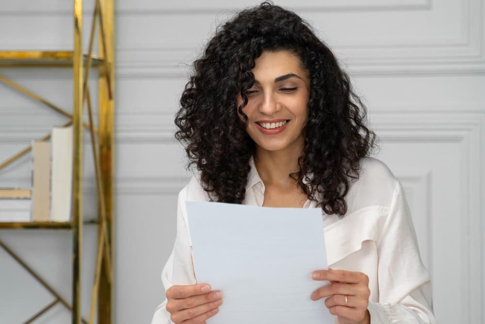 Une femme ethnique heureuse aux cheveux noirs