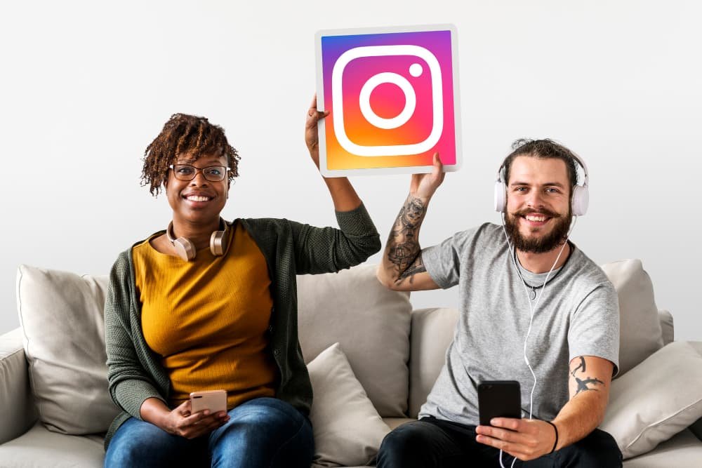 Couple montrant une icône Instagram