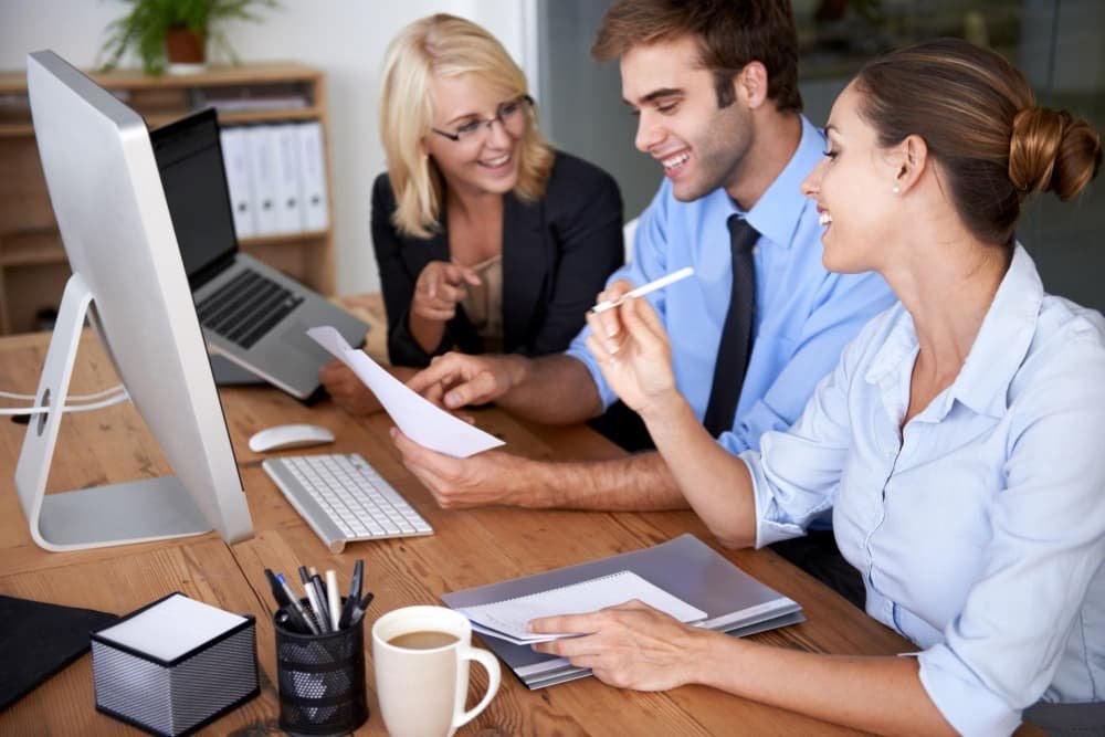 Documents collaboration affaires et personnes heureuses