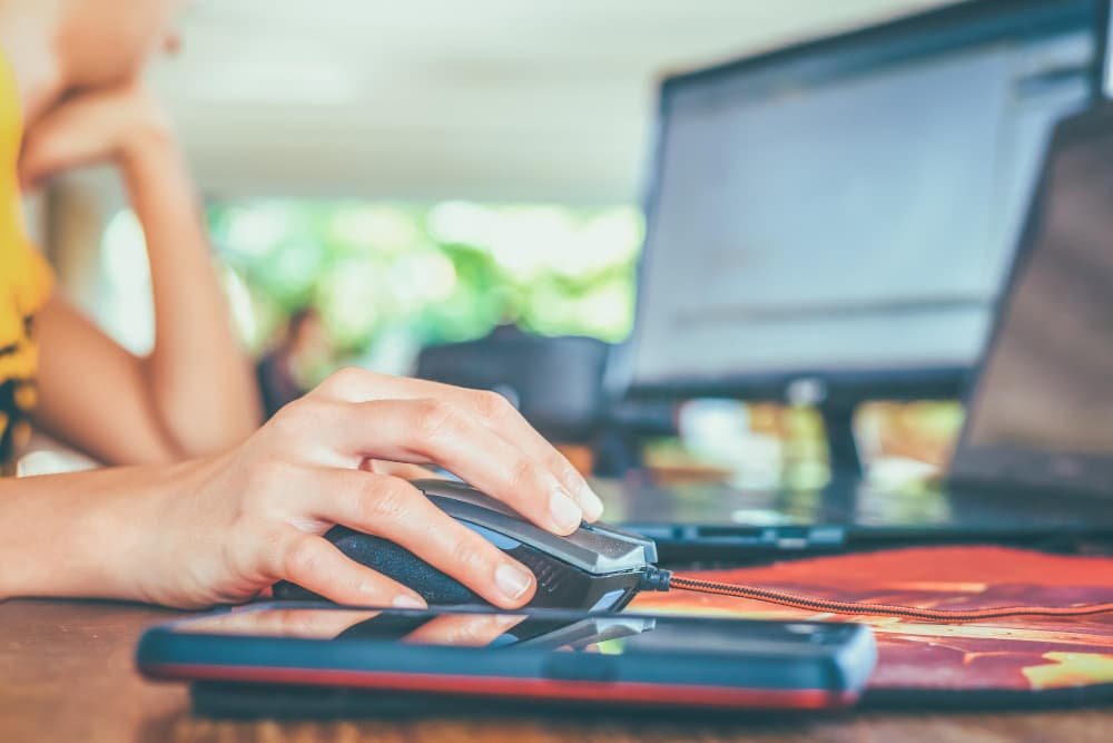 Femme utilisant un ordinateur