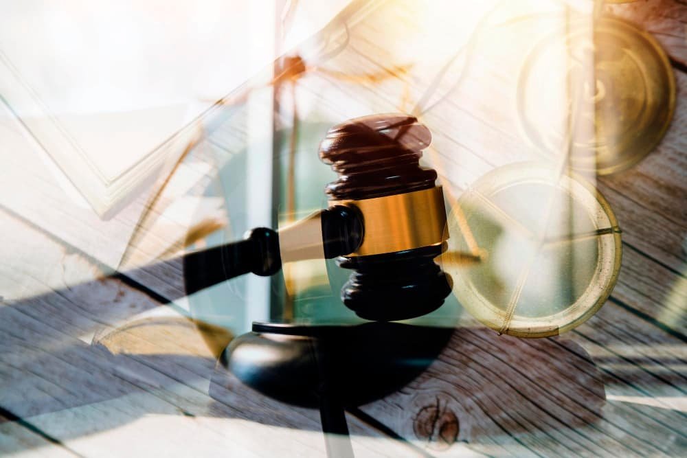 Les entreprises et les avocats discutent des documents contractuels