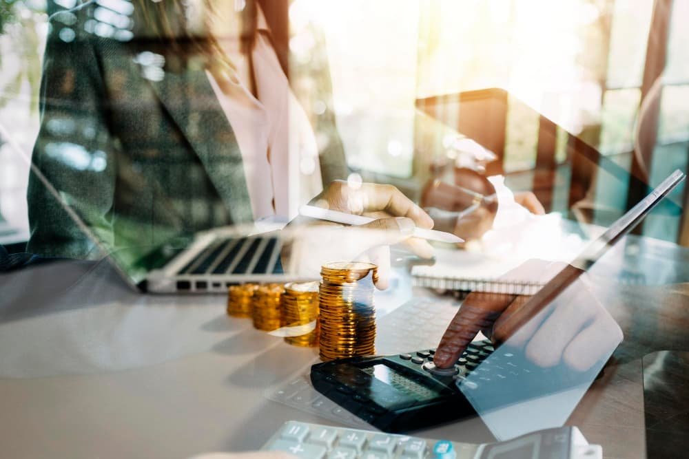 Main de femme affaires travaillant avec une tablette