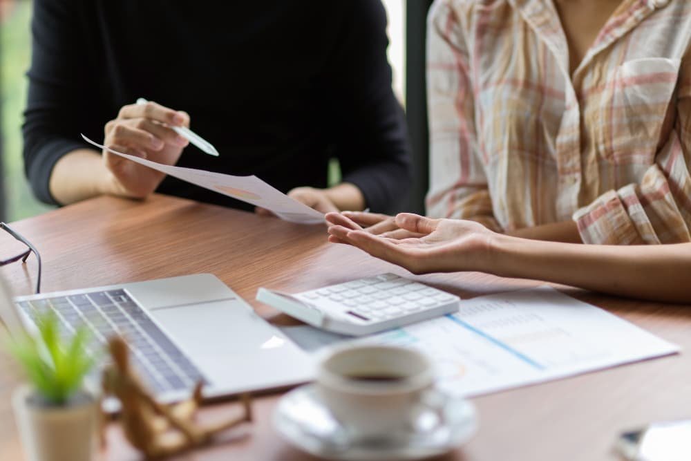Travailleurs équipe finance consultant et discutant dans la salle