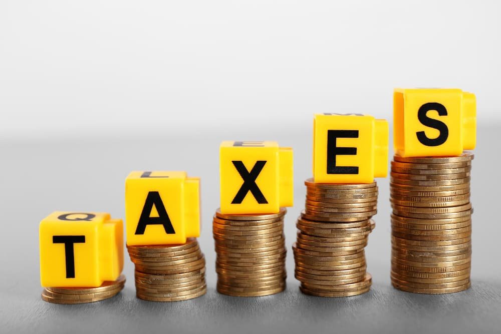 Alphabet TAXES et pièces or sur la table