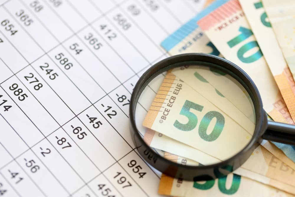 Concept affaires et epargne avec de nombreux billets en euros