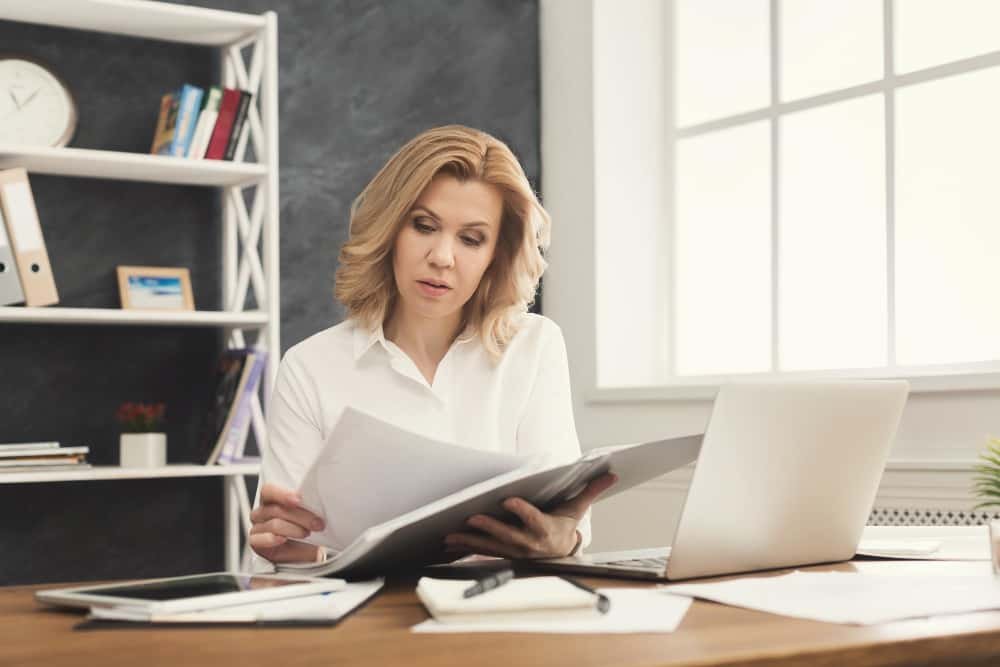 Femme lisant un dossier