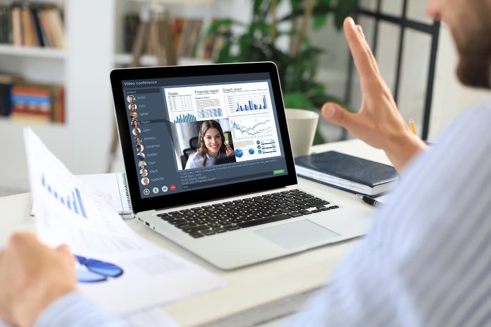 Homme parlant à ses collègues en vidéoconférence