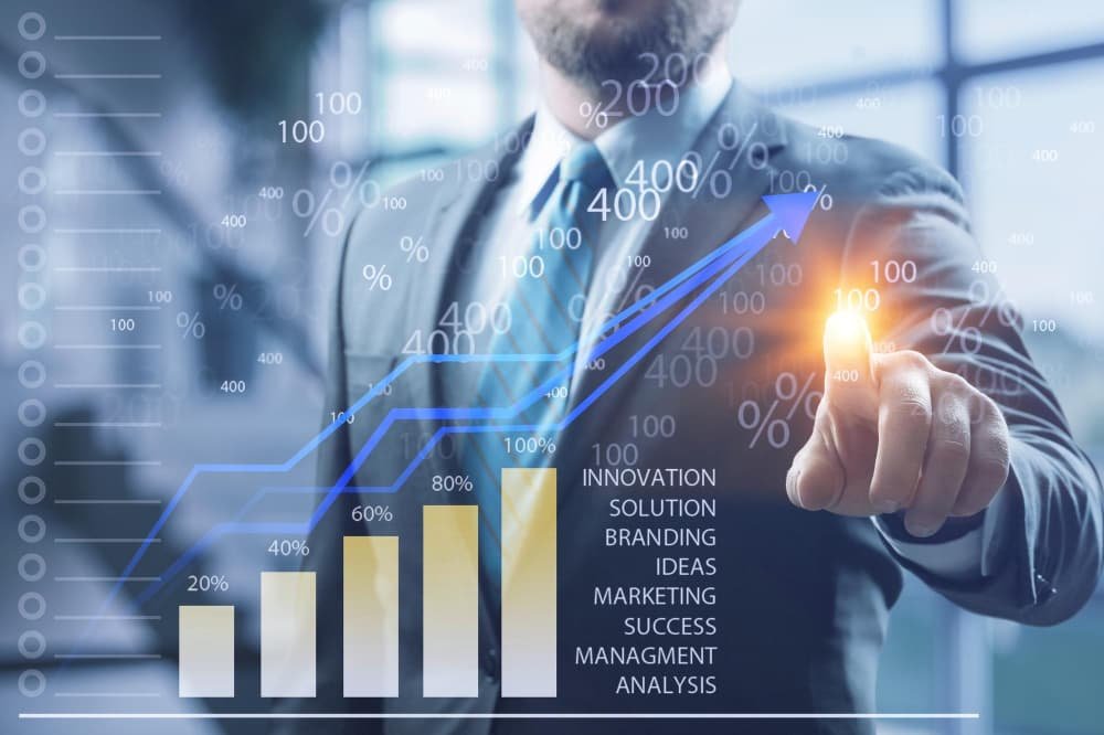 Main homme touchant écran virtuel