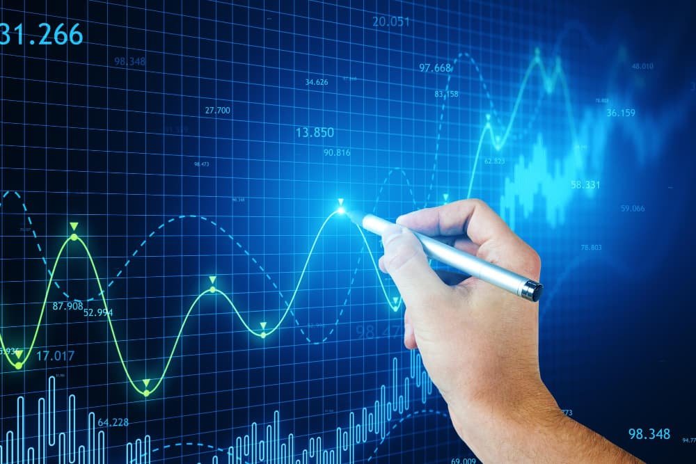 Main pointant vers le graphique de croissance financière