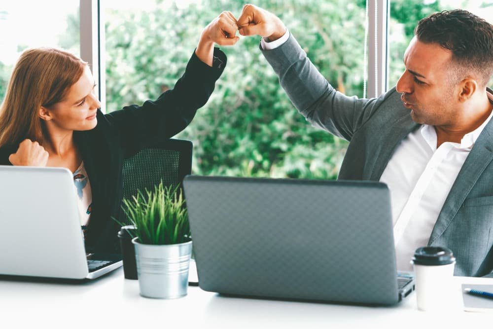 Partenaire à succès fête dans les bureaux