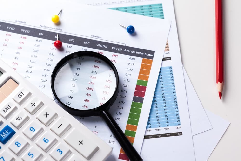 Travailler avec une loupe, une calculatrice et des papiers