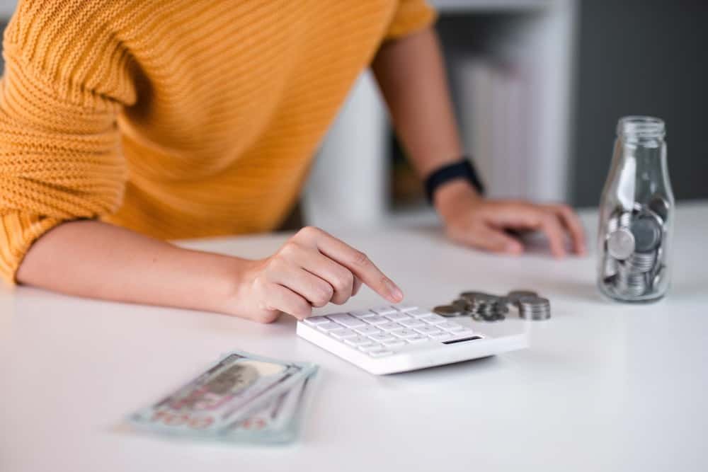 Une femme en gros plan tient une trace de ses revenus