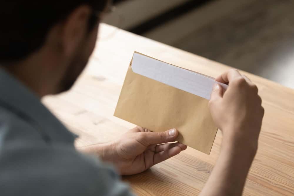 Employé qui est à son bureau