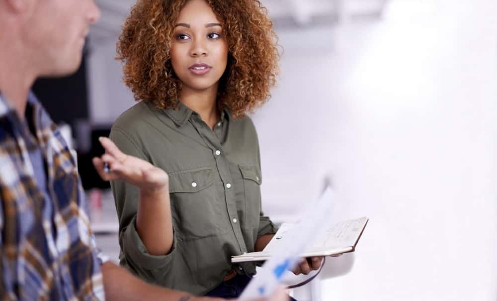 Employée femme et brainstorming idées