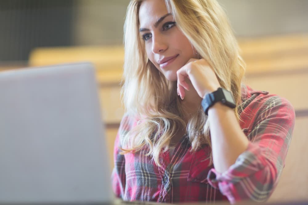 Femme se connecte à intranet