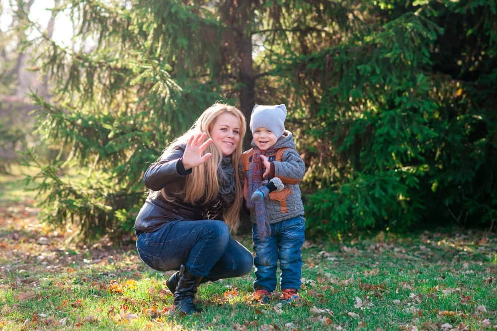 Mère et fils jouant dans le parc automne