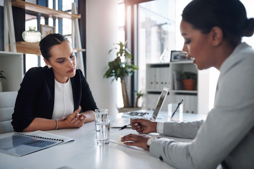 Personnel du bureau avec document