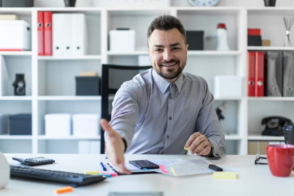 Un jeune expert comptable est assis à une table dans le bureau