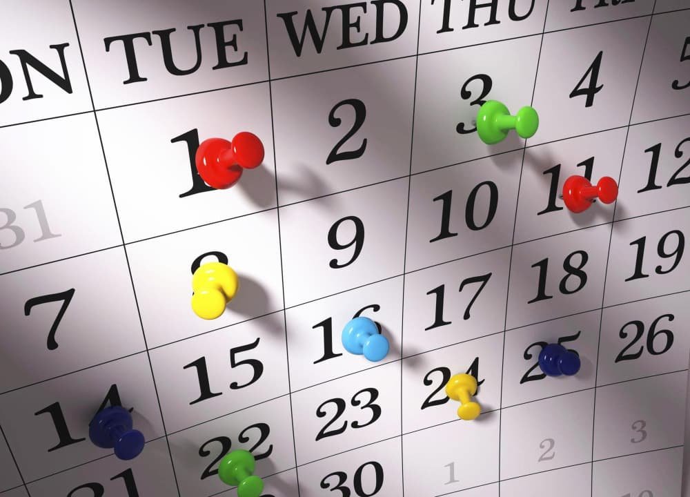 Punaises colorées sur le calendrier