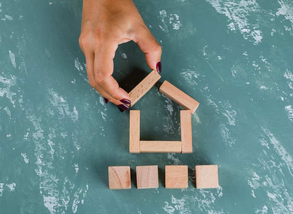 Concept immobilier avec des blocs de bois à plat
