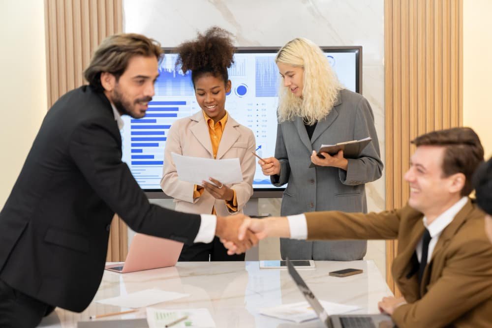 Equipe se serre la main pour création société