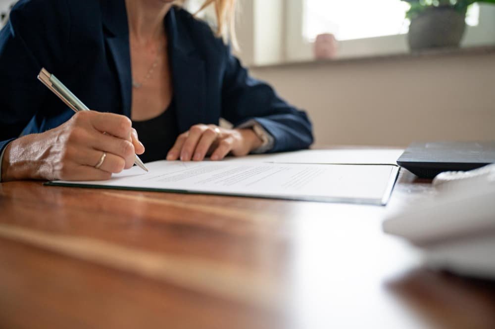 Femme assise à son bureau