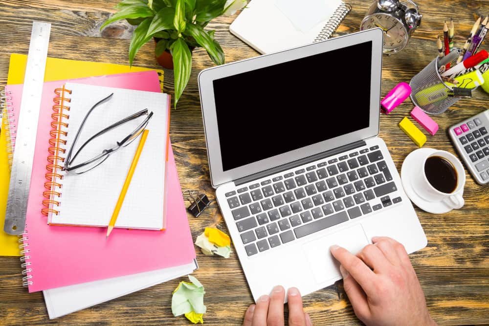 Ordinateur portable sur une table