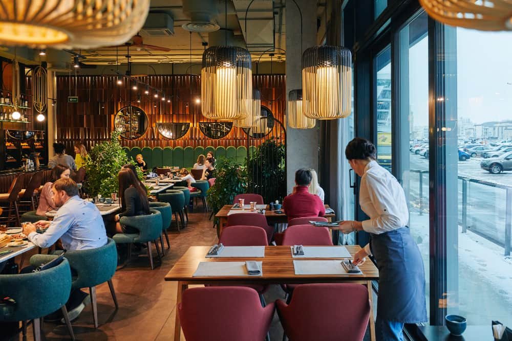 Restaurant confortable avec des gens