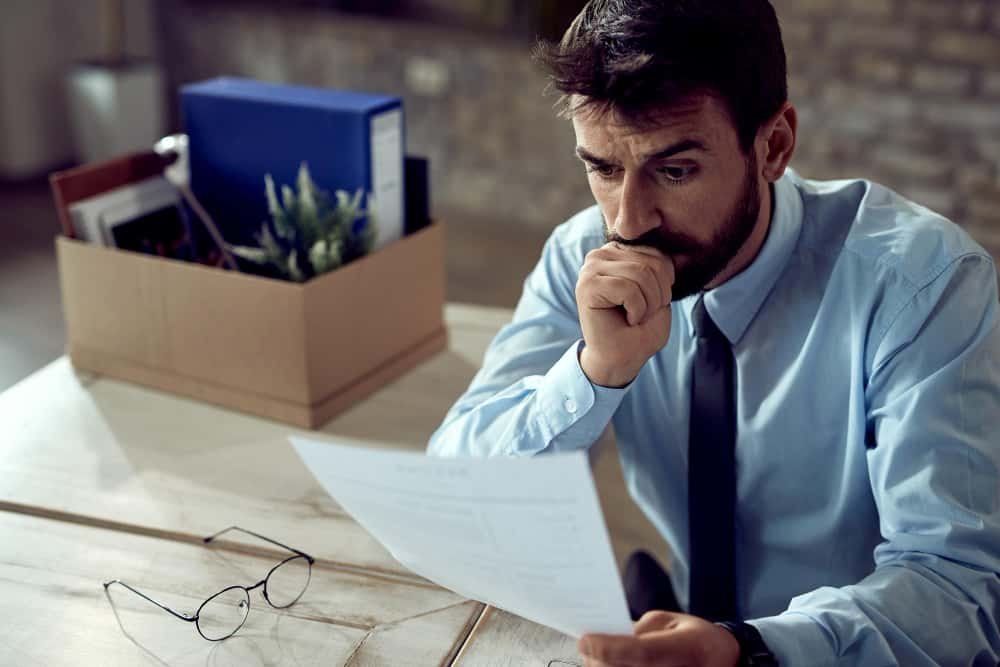 Un homme inquiété par la paperasserie