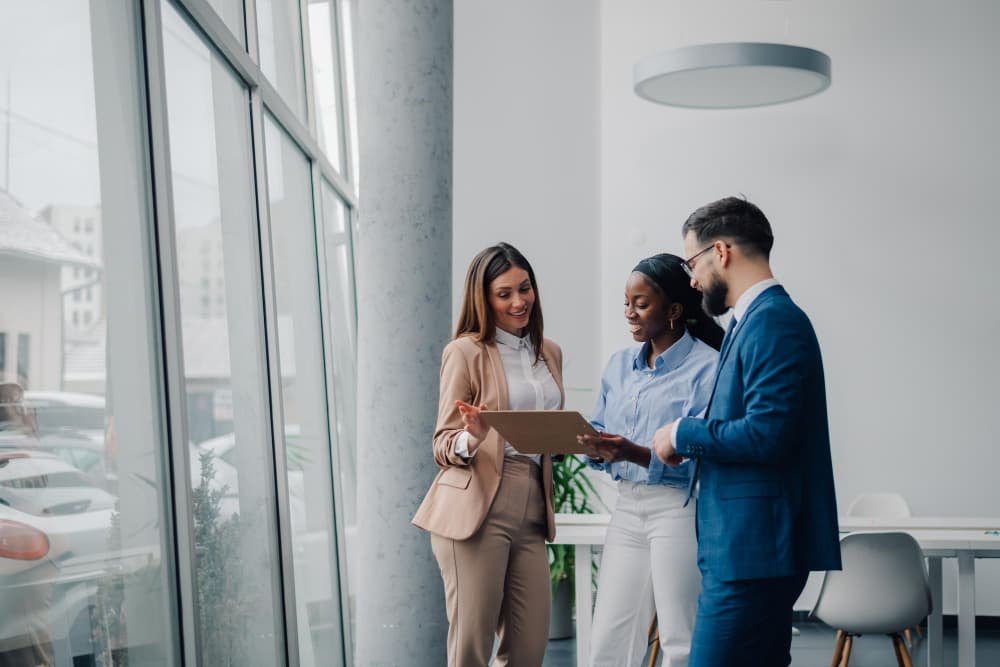 Des hommes et femmes affaires discutant du travail