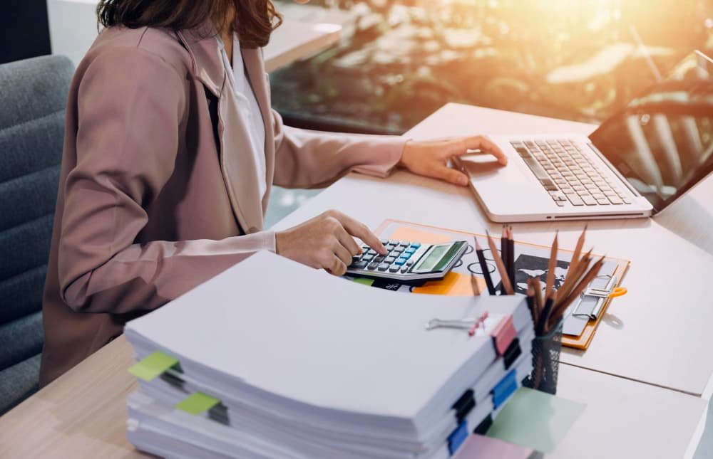 Femme qui calcule salaire net imposable