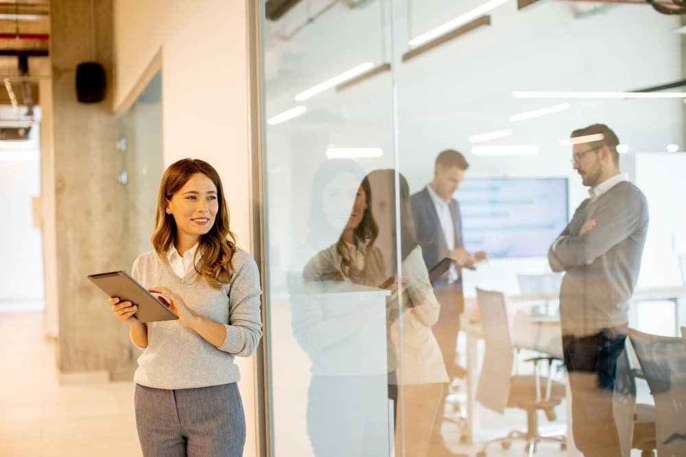 Jeune femme avec tablette numérique au bureau Jeune femme avec tablette numérique au bureau
