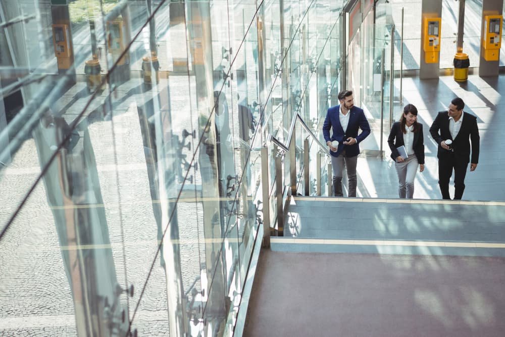 Les dirigeants entreprise interagissent