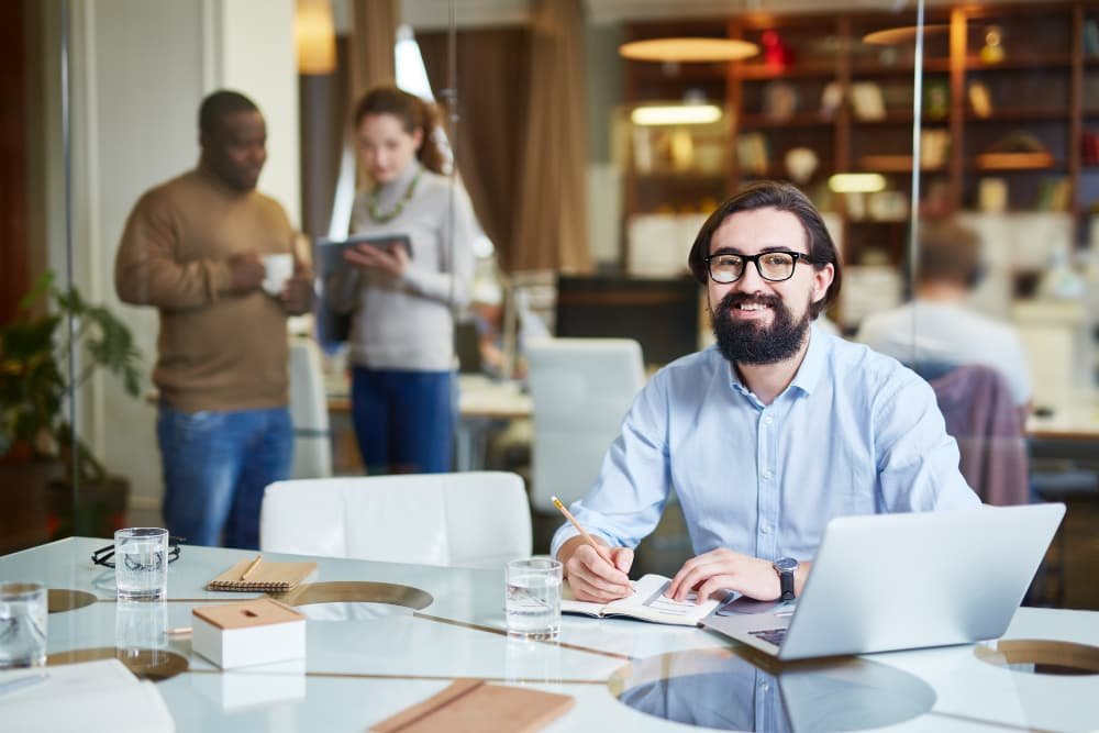 Les hommes affaires de travail en équipe