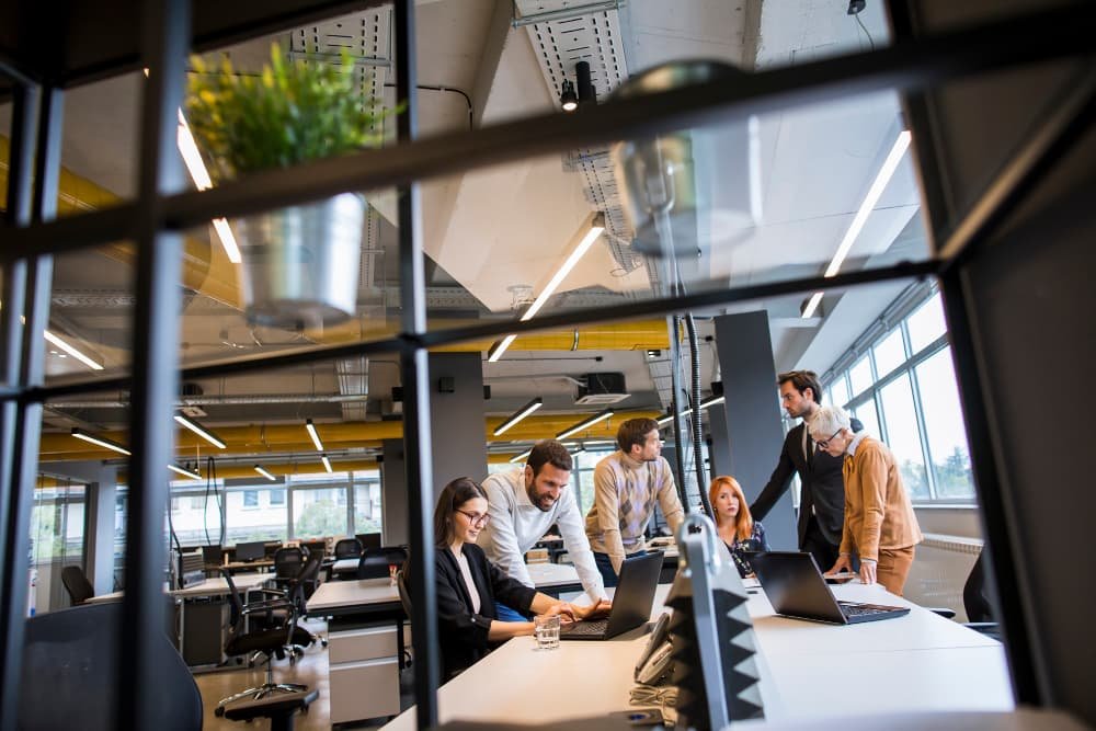 Hommes travaillant dans le bureau moderne