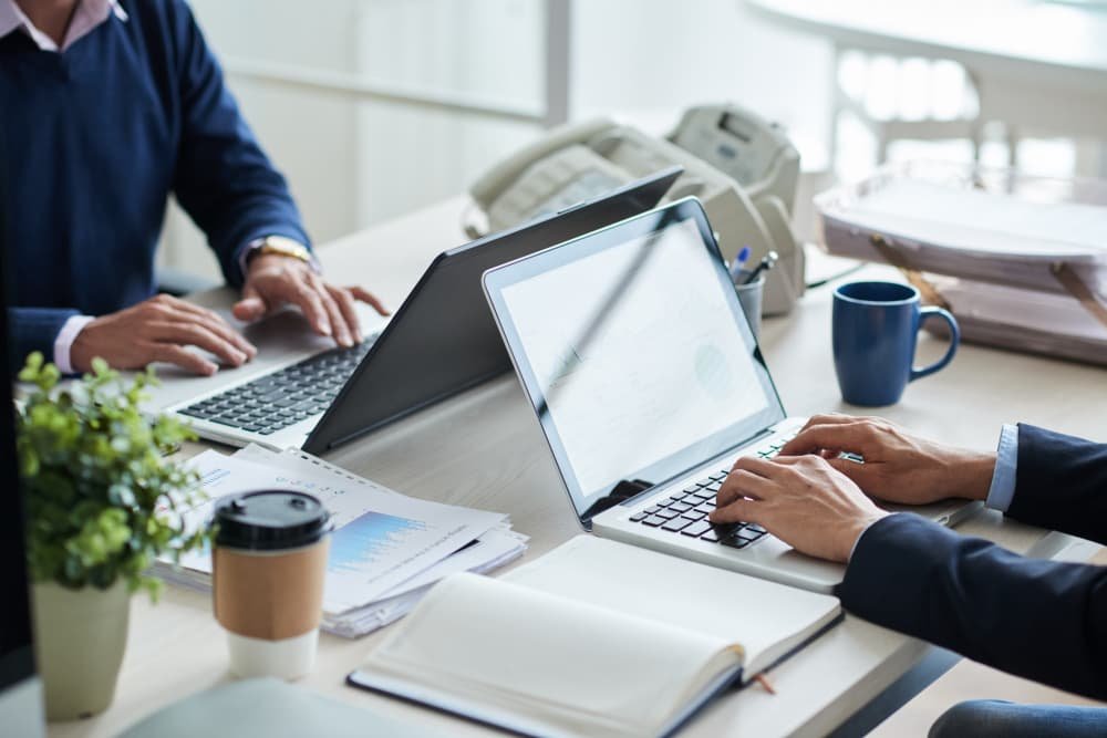 Gens travaillant à un bureau